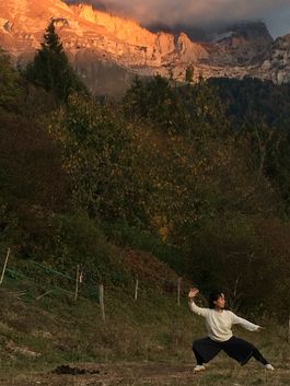 Yaping en posture de taichi au-dessus d'Annecy